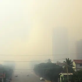 Coberta de fumaça, Manaus tem ar considerado péssimo e queimadas aumentam no estado